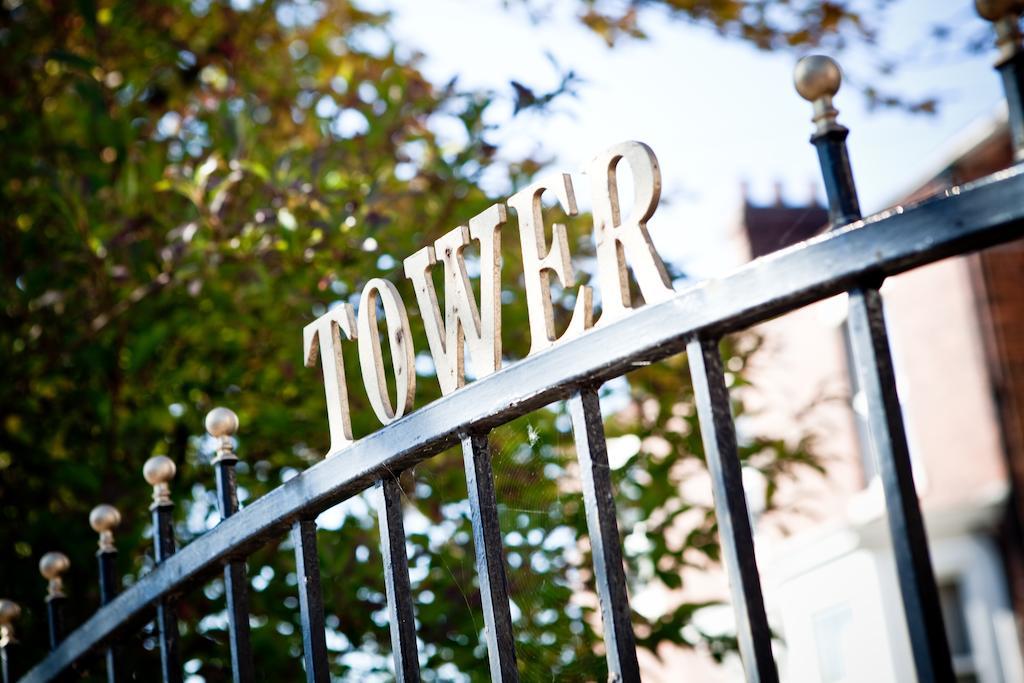 Tower House Executive Guest House พอนทีแฟรกต์ ภายนอก รูปภาพ