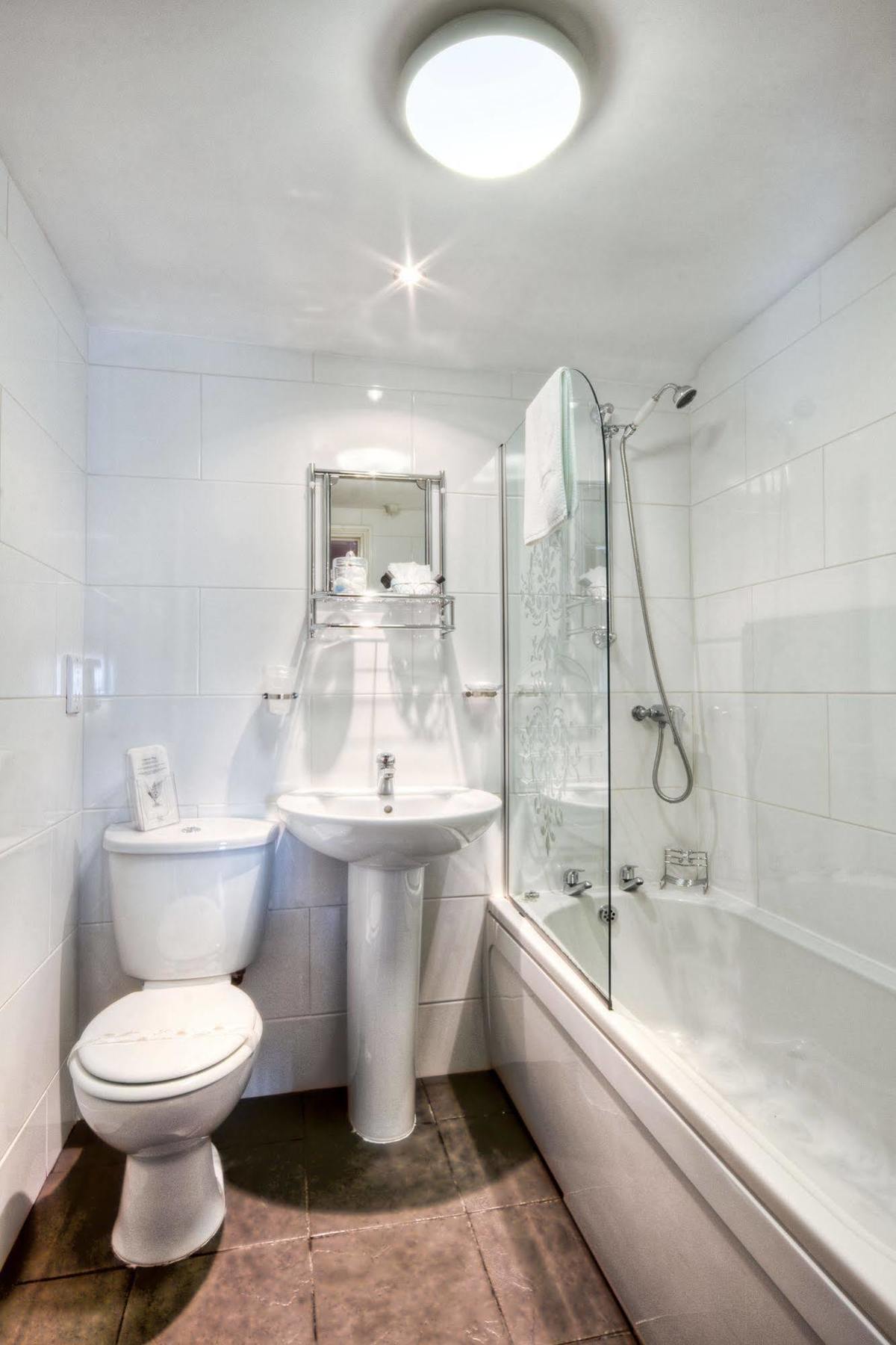 Tower House Executive Guest House พอนทีแฟรกต์ ภายนอก รูปภาพ