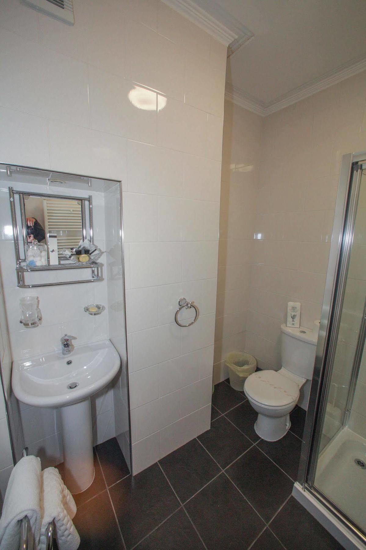 Tower House Executive Guest House พอนทีแฟรกต์ ภายนอก รูปภาพ