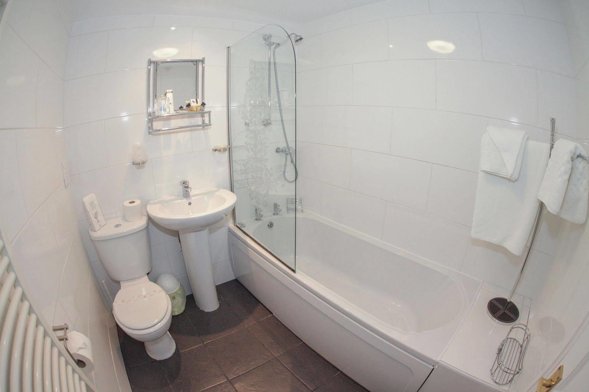 Tower House Executive Guest House พอนทีแฟรกต์ ภายนอก รูปภาพ