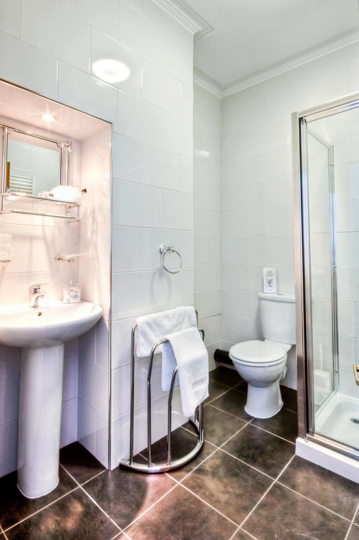 Tower House Executive Guest House พอนทีแฟรกต์ ภายนอก รูปภาพ