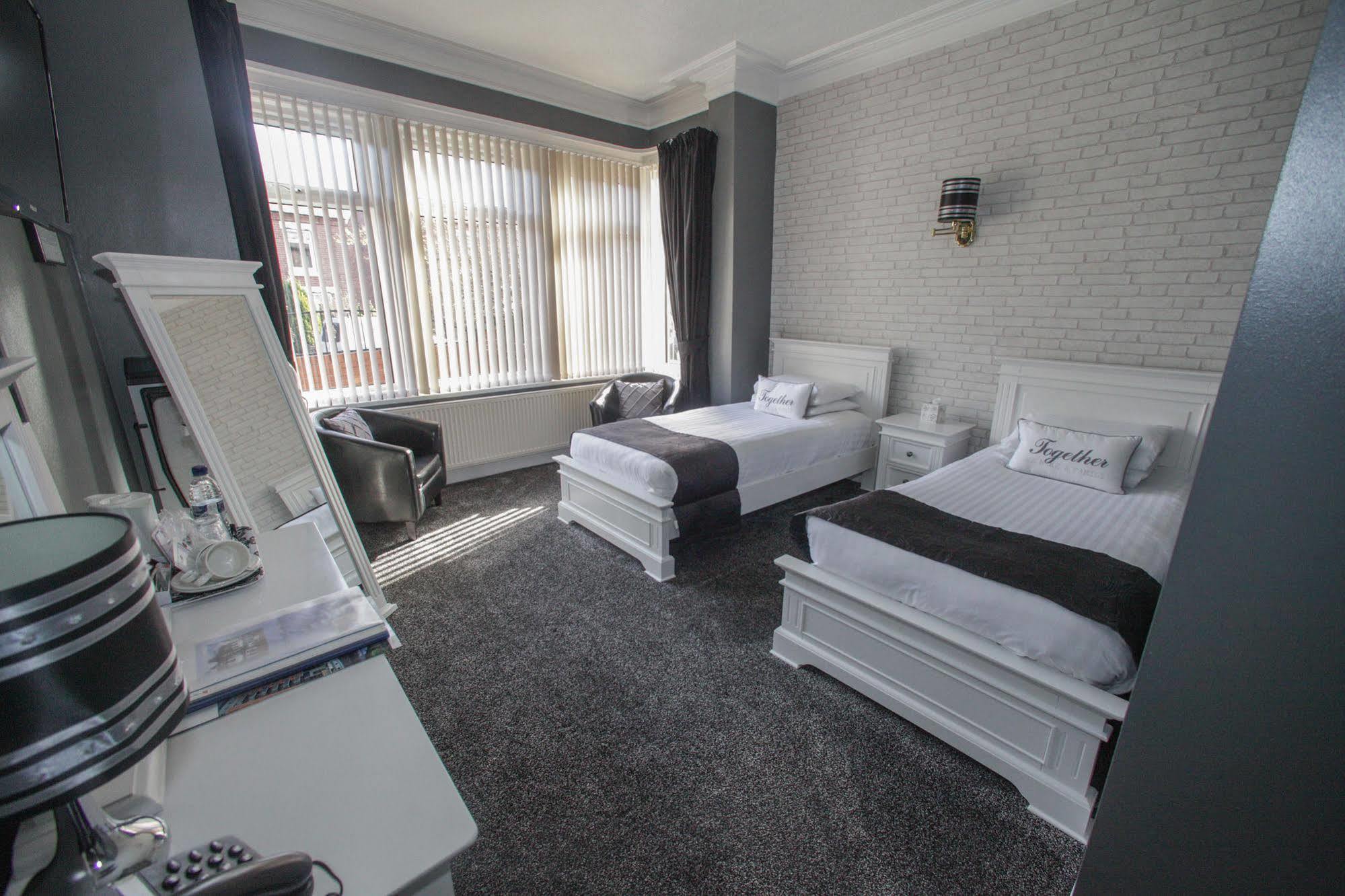 Tower House Executive Guest House พอนทีแฟรกต์ ภายนอก รูปภาพ