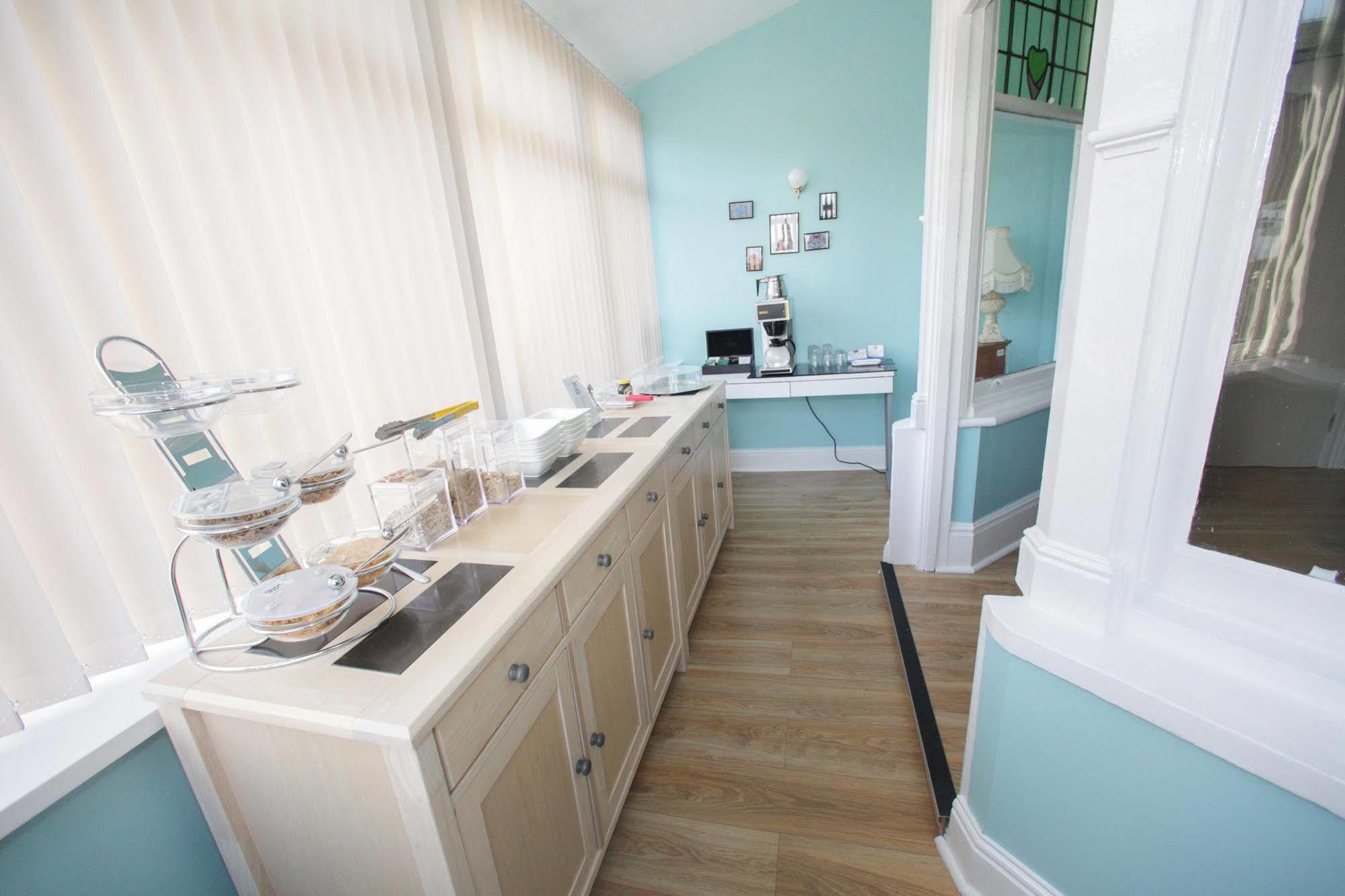 Tower House Executive Guest House พอนทีแฟรกต์ ภายนอก รูปภาพ