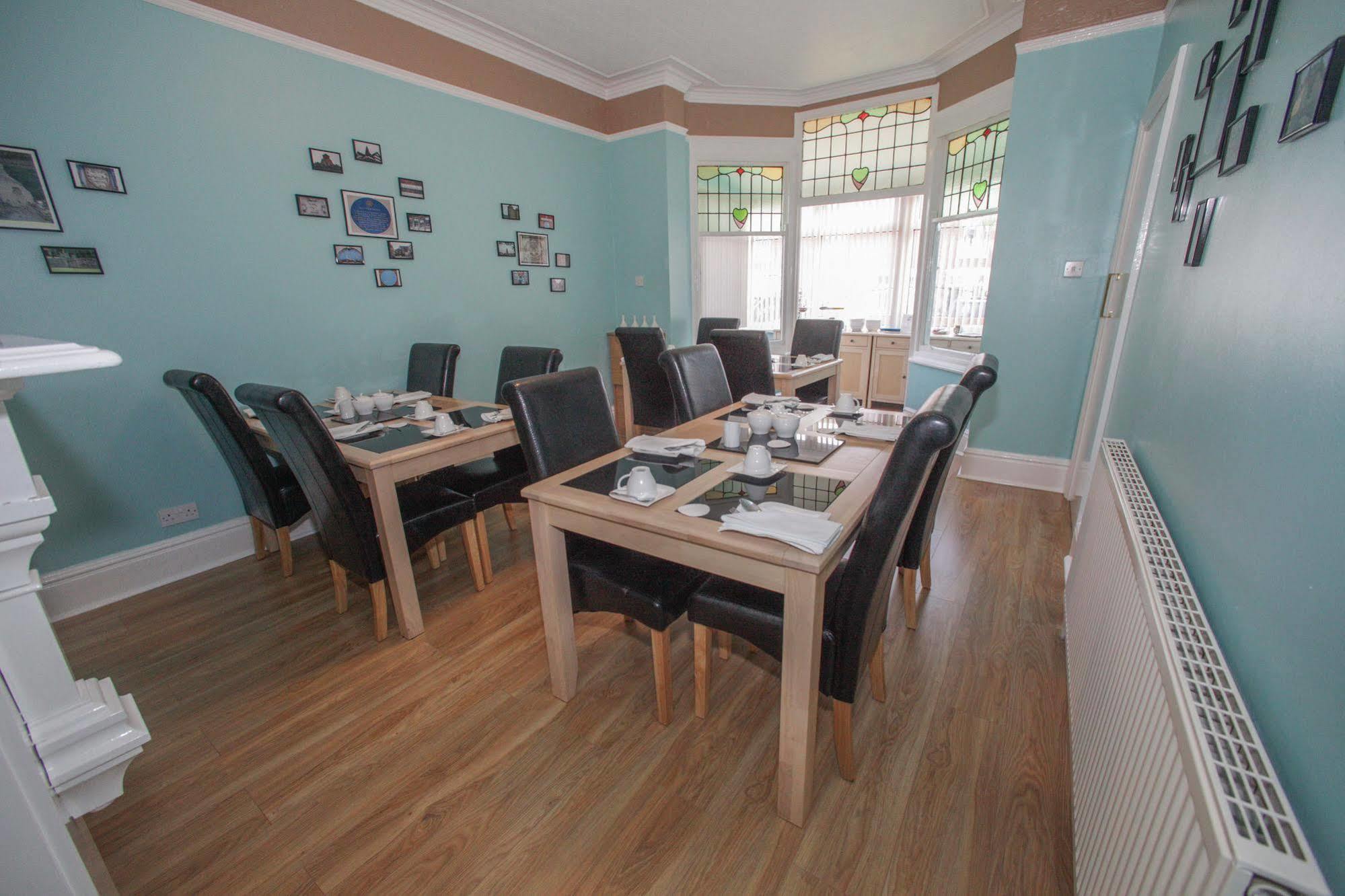 Tower House Executive Guest House พอนทีแฟรกต์ ภายนอก รูปภาพ